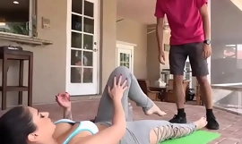 Stiefmoeder die hem verleidt faced yoga-oefeningen