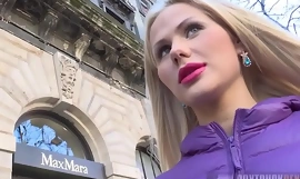 Russische blondine neemt een facial cumshot nadat ze bijna werd geneukt