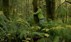 Az erdőben egy bokrot bilincselve, kétségbeesetten fogva kíséretre menni