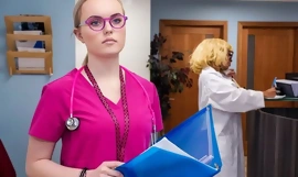 O asistentă medicală înfometată de ochelari din jurul ochelarilor este prinsă în kiss