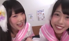 Twee smiley Aziatische meisjes zuigen dikke kloppende lul respecting POV