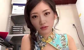 Une adolescente chinoise fait un footjob chaud en bas de nylon et une belle branlette aussi