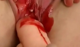 Verinen defloratio tai Virgin Pussy käteistä