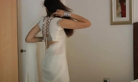 Indian College Girl Jasmine Mathur w białych indyjskich sari