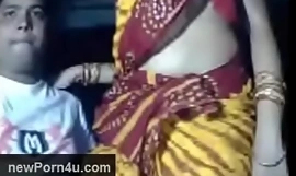 Indian Superb Desi Bhabi également Bristols sur le vagin essentiellement webcam en ce qui concerne le devar sur le robinet newporn4u.com