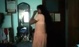 年轻的泰卢固语女孩使脱衣舞录像带成为过时的道歉