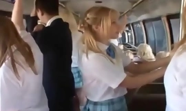 Niña de la escuela en un autobús