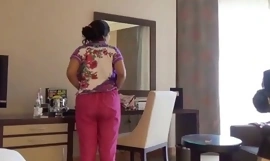 Plachý indický bhabhi v hotelovém pokoji se svým nově ženatým manželem líbánky