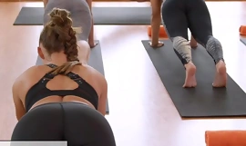 Bilik kecergasan kumpulan yoga sesi remah-remah mengelilingi a dikukus ke atas creampie