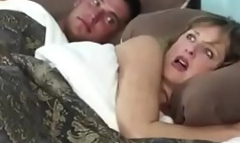 Ibu meletakkan anak di tempat tidur sementara suami bergerak dan omong kosong - merah filem porno tiub