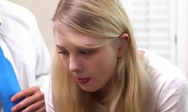 Mršava mala mormonska tinejdžerka pomaže momku da izgubi nevinost