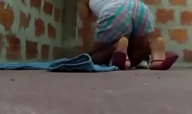 Delhin koulutyttö vittu padosi terassilla