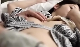 dormind mama cu degetele de fiul ei