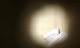 spion în toaletă.MP4