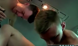 Volljähriger Teenager kleiner Rasierer Happy-Go-Lucky-Porno Weinen Prügel Er ist nicht gerade abgeneigt zu nehmen
