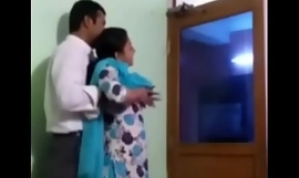 Η ινδική αδελφή δίνει χαρά στον φίλο του