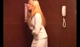 Ładna dziewczyna uwięziona dziwnie w windzie szpitala i pękająca hardcore w powietrzu Pee