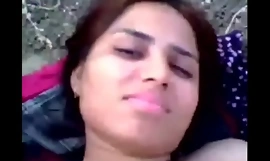 فتاة مسلمة يمارس الجنس مع قبعتها القديمة الحديثة فقط حول إعطاء الغابة. دلهي هندي جنس فيديو