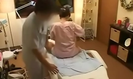 japonais escort un massage et se fait molester à la place