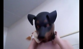 Το Unconventional Girl κατεβαίνει φορώντας μάσκα σκύλου από καουτσούκ