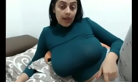 زوجة عربية كبيرة الثدي تظهر ما وراء كاميرا ويب - BadCamsGirl الاباحية