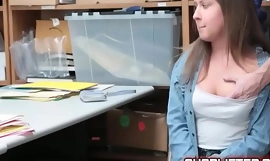 Teenager Brooke Felicity succhia il pene del poliziotto su Spycam