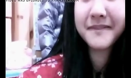 42-godišnji dekolte i mladi jezik na chatu putem shoelace kamere