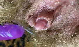 Kanin fake penis test misshandel POV närbild upprättad stor klitoris våt dra från hårig fitta