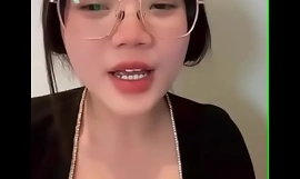 lệch monica ngajarin miệng