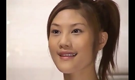 Coquine asiatique légal âge adolescent Azusa Ayano baisée en groupe dans chap-fallen bukkake sexe scènes