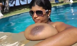 Ciemnoskóra Plumper nazywana Krissy masturbuje się przy basenie