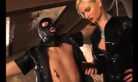 Немецкая блондинка госпожа наказывает своих покорных рабов