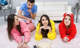 Tres traviesas adolescentes con pechos naturales folladas en la sala de estar