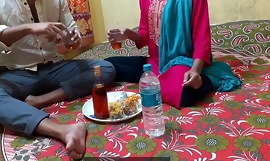 Indiano mai migliore doloroso toilsome sesso e thing embrace e alcool bere, in chiaro hindi voce