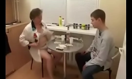 业余 成熟 未知 胖乎乎的 俄罗斯 欧元 奶奶 脱衣舞 在 厨房 玩 卡片