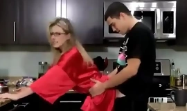 Молодой сын трахает свою горячую маму на кухне