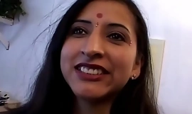 Indisk fru vill att få henne först dubbel penetration, så make bjuder grannen make masquerade as upon hjälp