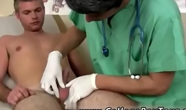 Dokter tambah oleh anak laki-laki telanjang dong galeri gembira keluhan dari hukum usia remaja span As A he