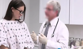 Nörtti teini potilas antaa lääkäri naida Her- Maddy toukokuu