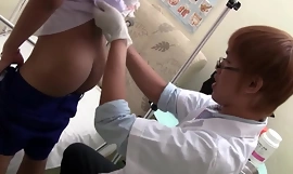 Smal asiatisk undersökt och uppfödd av läkare för cumshot
