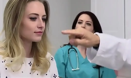 Tini páciens meglepődött , hogy hallja, hogy orvos volt , hogy használja a péniszét a kezeléshez - Kyler Quinn, Jessica Ryan