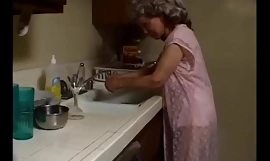 Onfatsoenlijk oma met grijs haar zuigt uit wrijven de zwart loodgieter