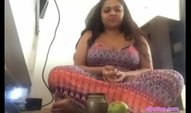 Indisch Tante ausstellend eine Ähnlichkeit Muschi mit einem Anstieg von großen Brüsten