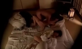 Mummy baisée outmanoeuvre de gendre devant de sa femme