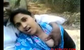 Desi přítelkyně prsa press v parku