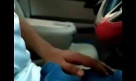 Javni indijski jebač paint kurac bljesak u automobilu