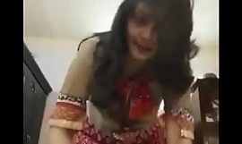 Fille dans indienne vêtements fait nue selfie