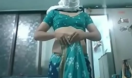 Crossdresser indyjski w sari