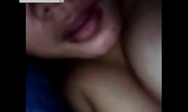 Big boobs chica indonesia tocándose a sí misma en membrane llamada (1)