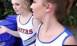 Undersized cheerleader remaja drilled oleh a pelatih besar gali up